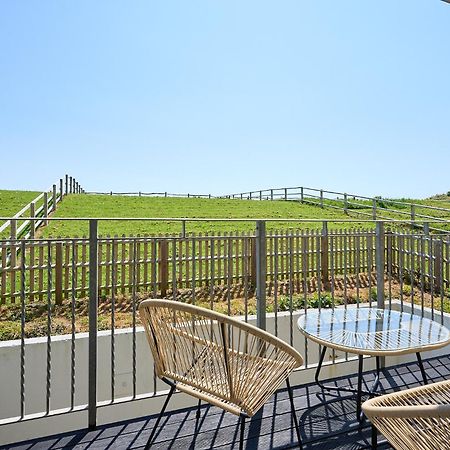 Spacious 1 Bed Apt - Stunning Views & Private Parking - 5 Mins To Beach - Dog Friendly - Close To Ventnor, Shanklin & Sandown - Ideal For Friends, Families & Business Travellers - Sleeps Up To 4 Guests - Managed By "Greenstay Serviced Accommodation" Bonchurch 외부 사진