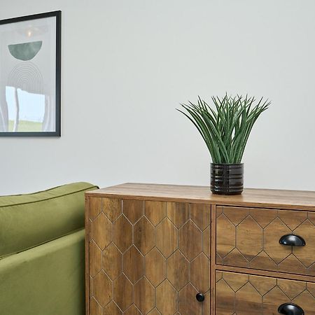 Spacious 1 Bed Apt - Stunning Views & Private Parking - 5 Mins To Beach - Dog Friendly - Close To Ventnor, Shanklin & Sandown - Ideal For Friends, Families & Business Travellers - Sleeps Up To 4 Guests - Managed By "Greenstay Serviced Accommodation" Bonchurch 외부 사진