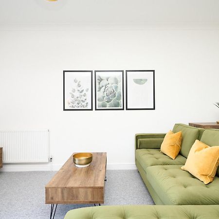 Spacious 1 Bed Apt - Stunning Views & Private Parking - 5 Mins To Beach - Dog Friendly - Close To Ventnor, Shanklin & Sandown - Ideal For Friends, Families & Business Travellers - Sleeps Up To 4 Guests - Managed By "Greenstay Serviced Accommodation" Bonchurch 외부 사진