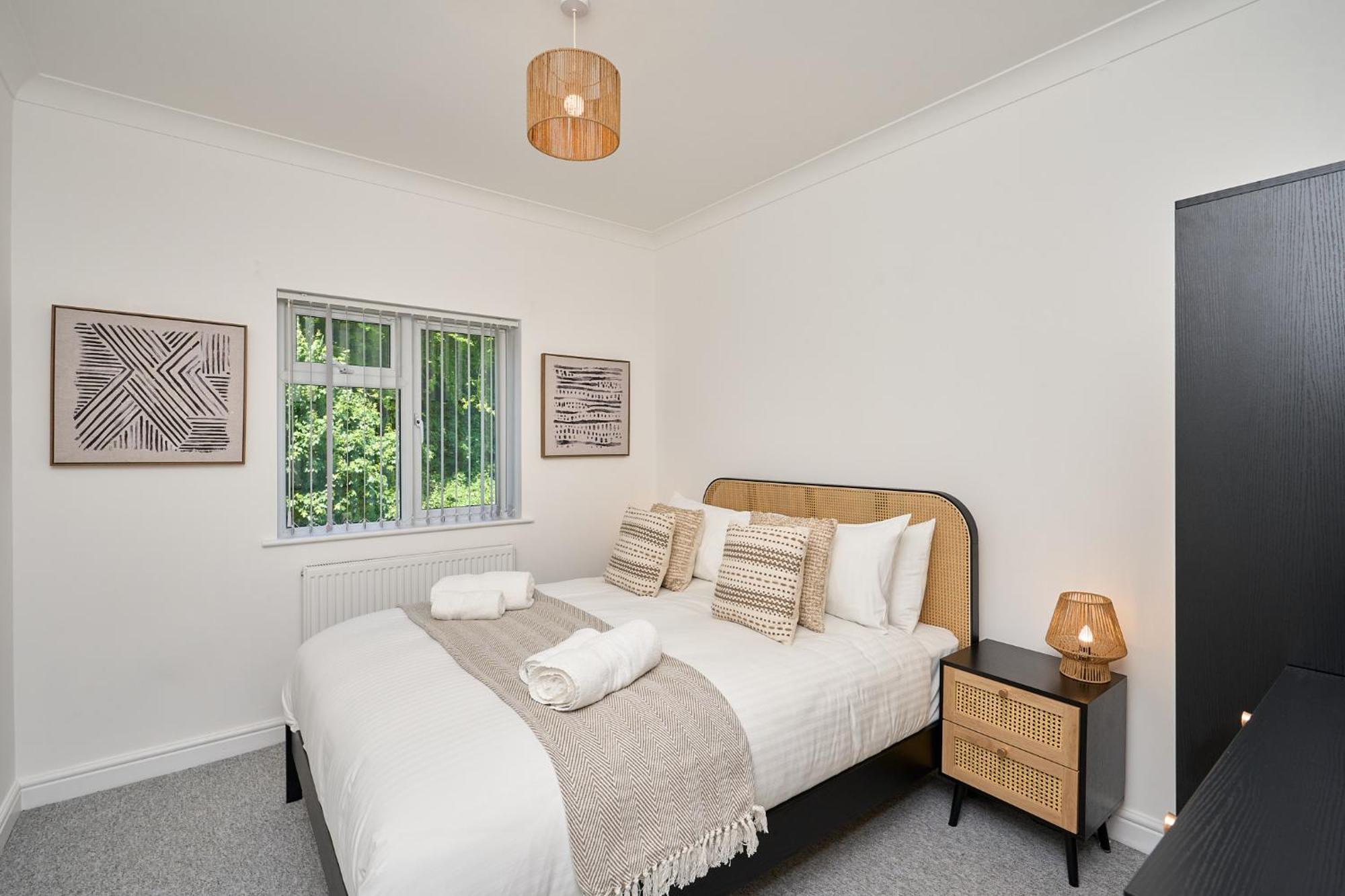 Spacious 1 Bed Apt - Stunning Views & Private Parking - 5 Mins To Beach - Dog Friendly - Close To Ventnor, Shanklin & Sandown - Ideal For Friends, Families & Business Travellers - Sleeps Up To 4 Guests - Managed By "Greenstay Serviced Accommodation" Bonchurch 외부 사진