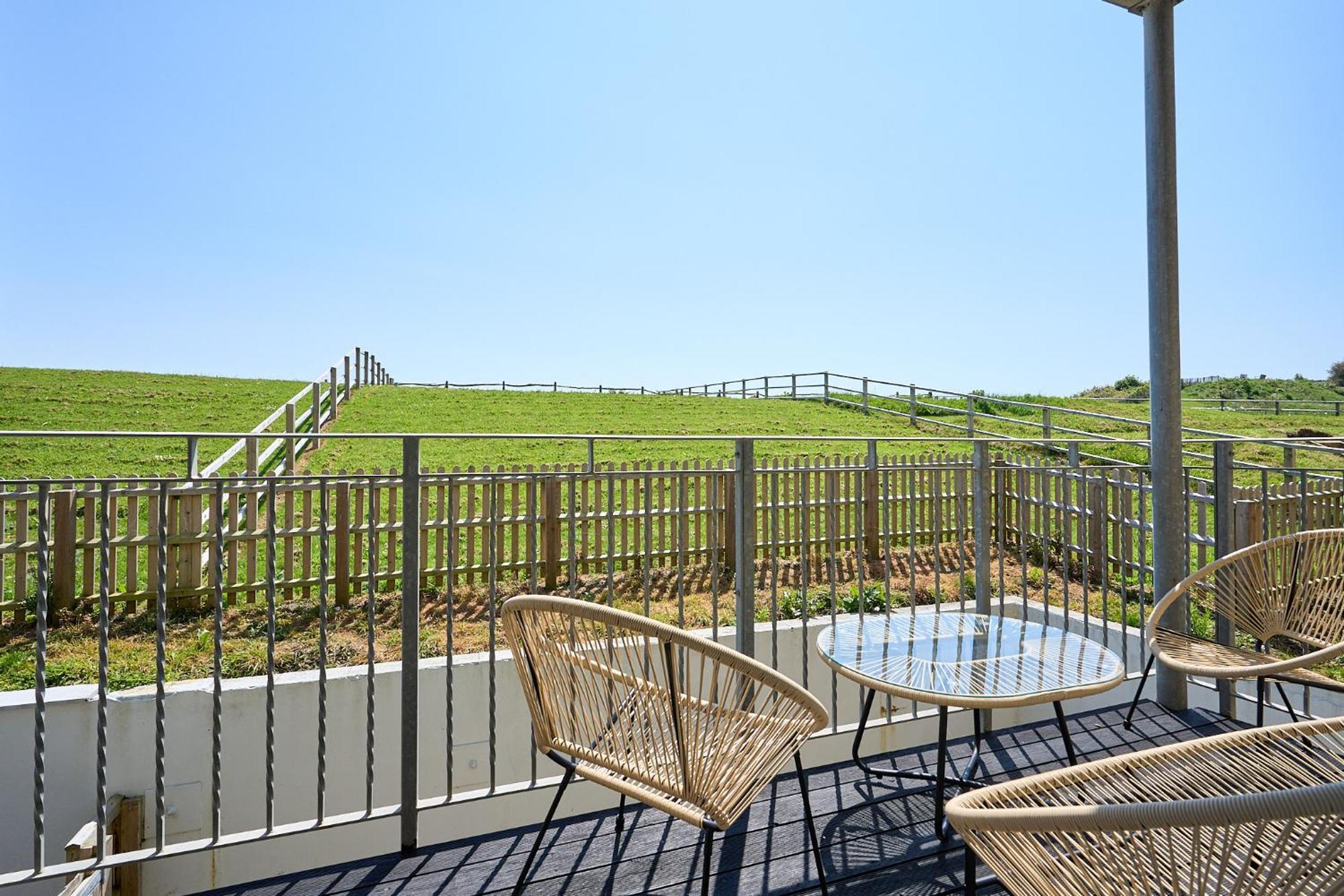 Spacious 1 Bed Apt - Stunning Views & Private Parking - 5 Mins To Beach - Dog Friendly - Close To Ventnor, Shanklin & Sandown - Ideal For Friends, Families & Business Travellers - Sleeps Up To 4 Guests - Managed By "Greenstay Serviced Accommodation" Bonchurch 외부 사진