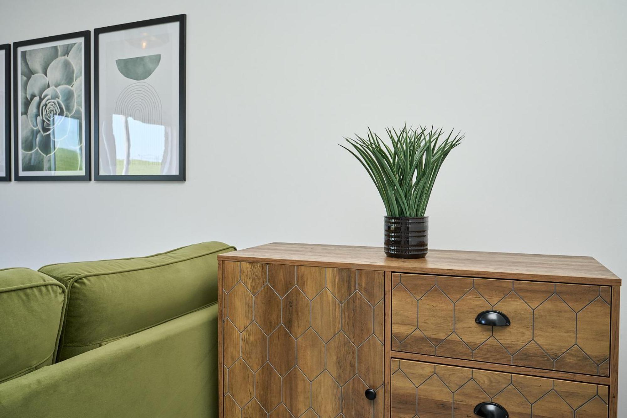 Spacious 1 Bed Apt - Stunning Views & Private Parking - 5 Mins To Beach - Dog Friendly - Close To Ventnor, Shanklin & Sandown - Ideal For Friends, Families & Business Travellers - Sleeps Up To 4 Guests - Managed By "Greenstay Serviced Accommodation" Bonchurch 외부 사진
