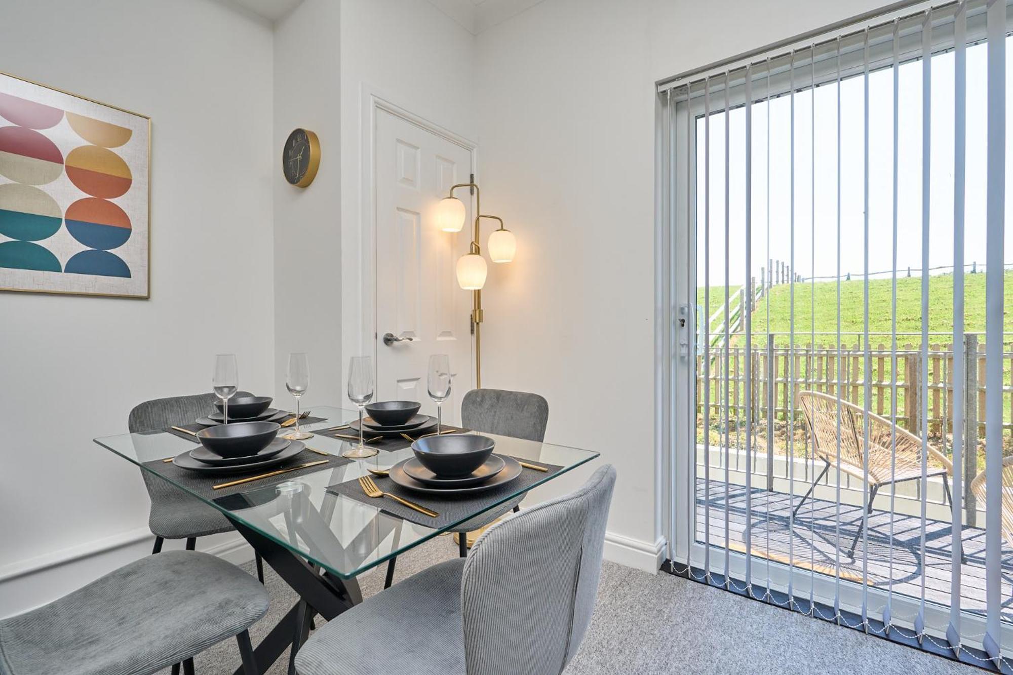 Spacious 1 Bed Apt - Stunning Views & Private Parking - 5 Mins To Beach - Dog Friendly - Close To Ventnor, Shanklin & Sandown - Ideal For Friends, Families & Business Travellers - Sleeps Up To 4 Guests - Managed By "Greenstay Serviced Accommodation" Bonchurch 외부 사진