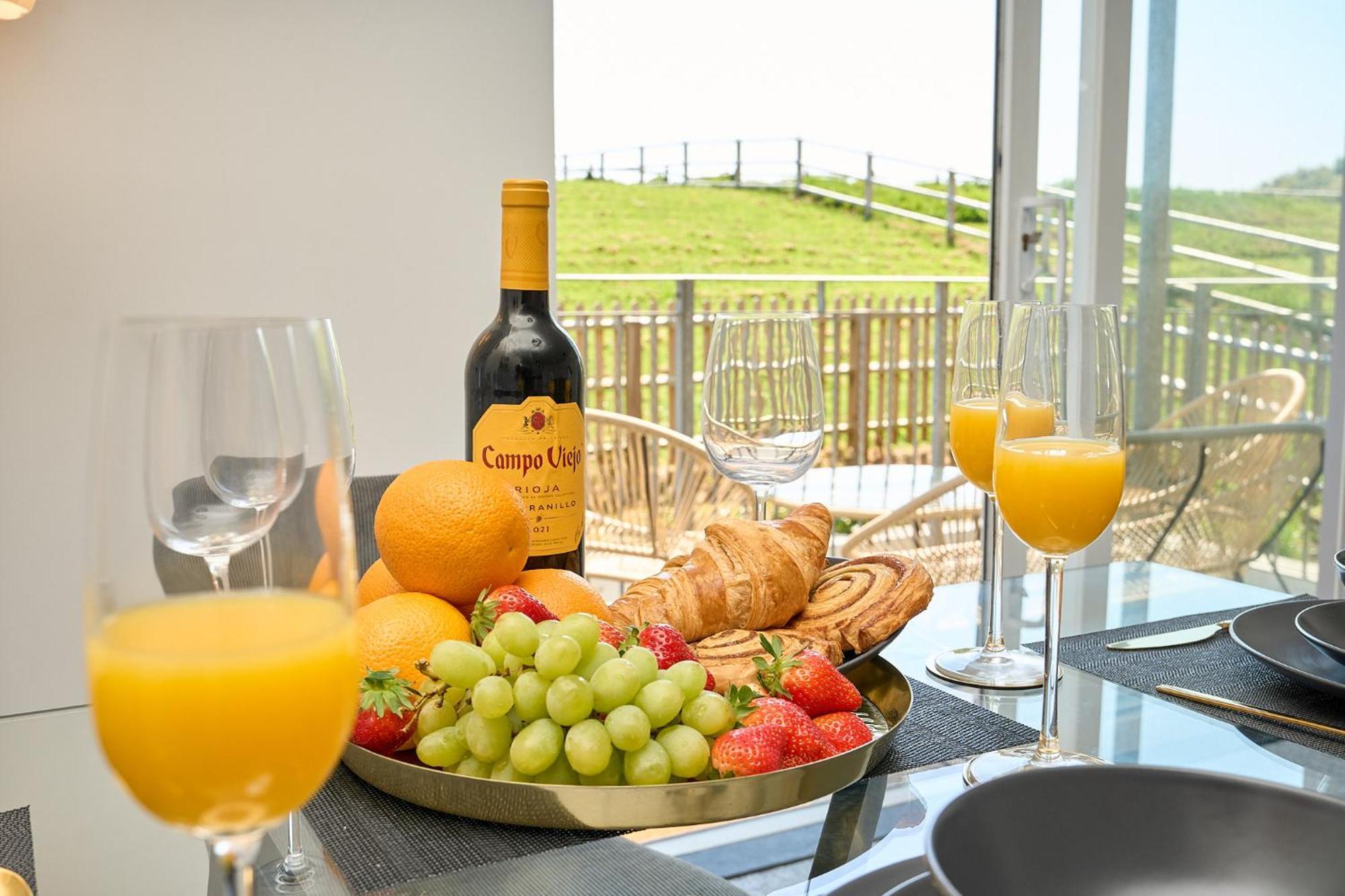 Spacious 1 Bed Apt - Stunning Views & Private Parking - 5 Mins To Beach - Dog Friendly - Close To Ventnor, Shanklin & Sandown - Ideal For Friends, Families & Business Travellers - Sleeps Up To 4 Guests - Managed By "Greenstay Serviced Accommodation" Bonchurch 외부 사진