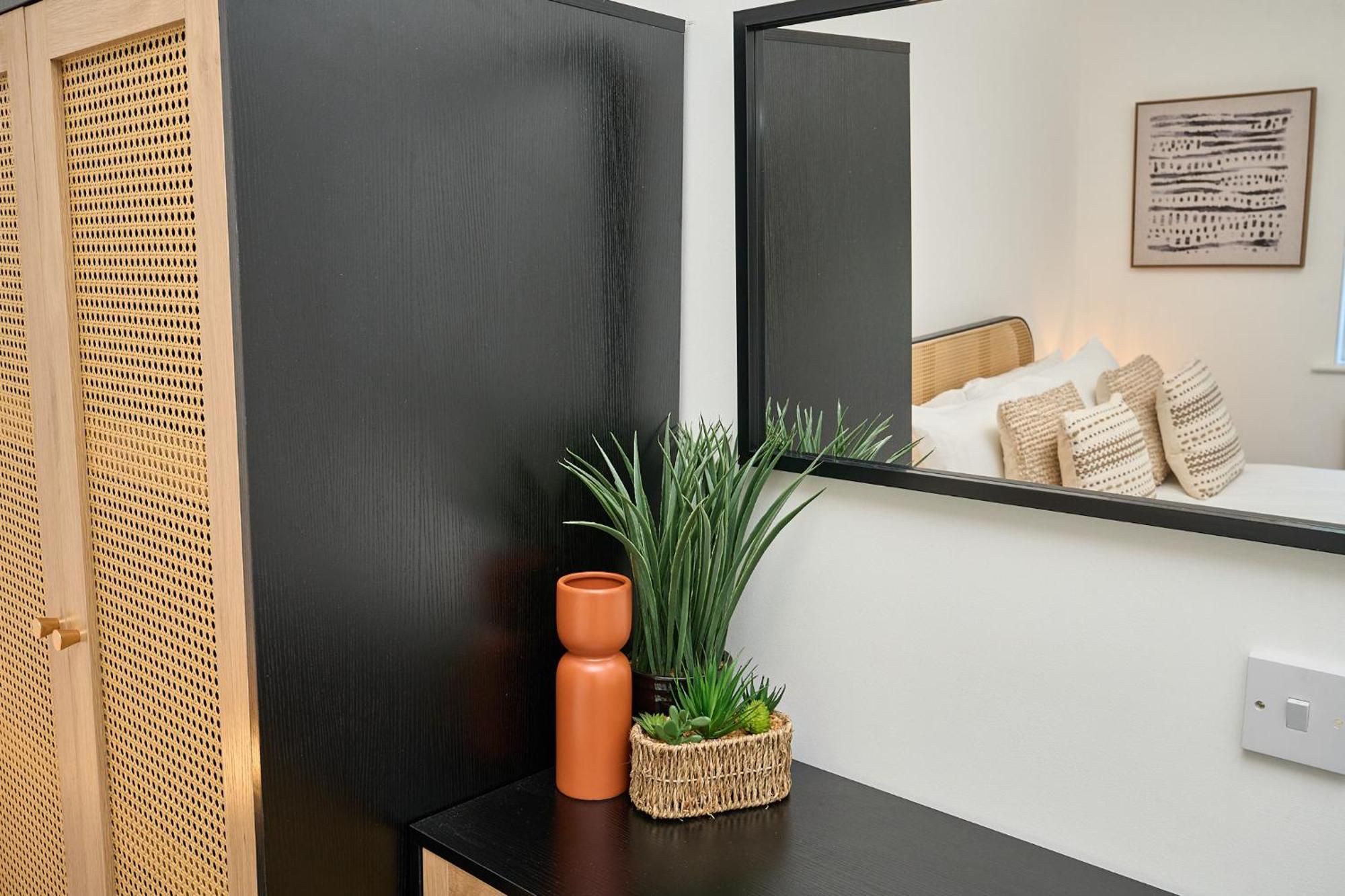 Spacious 1 Bed Apt - Stunning Views & Private Parking - 5 Mins To Beach - Dog Friendly - Close To Ventnor, Shanklin & Sandown - Ideal For Friends, Families & Business Travellers - Sleeps Up To 4 Guests - Managed By "Greenstay Serviced Accommodation" Bonchurch 외부 사진