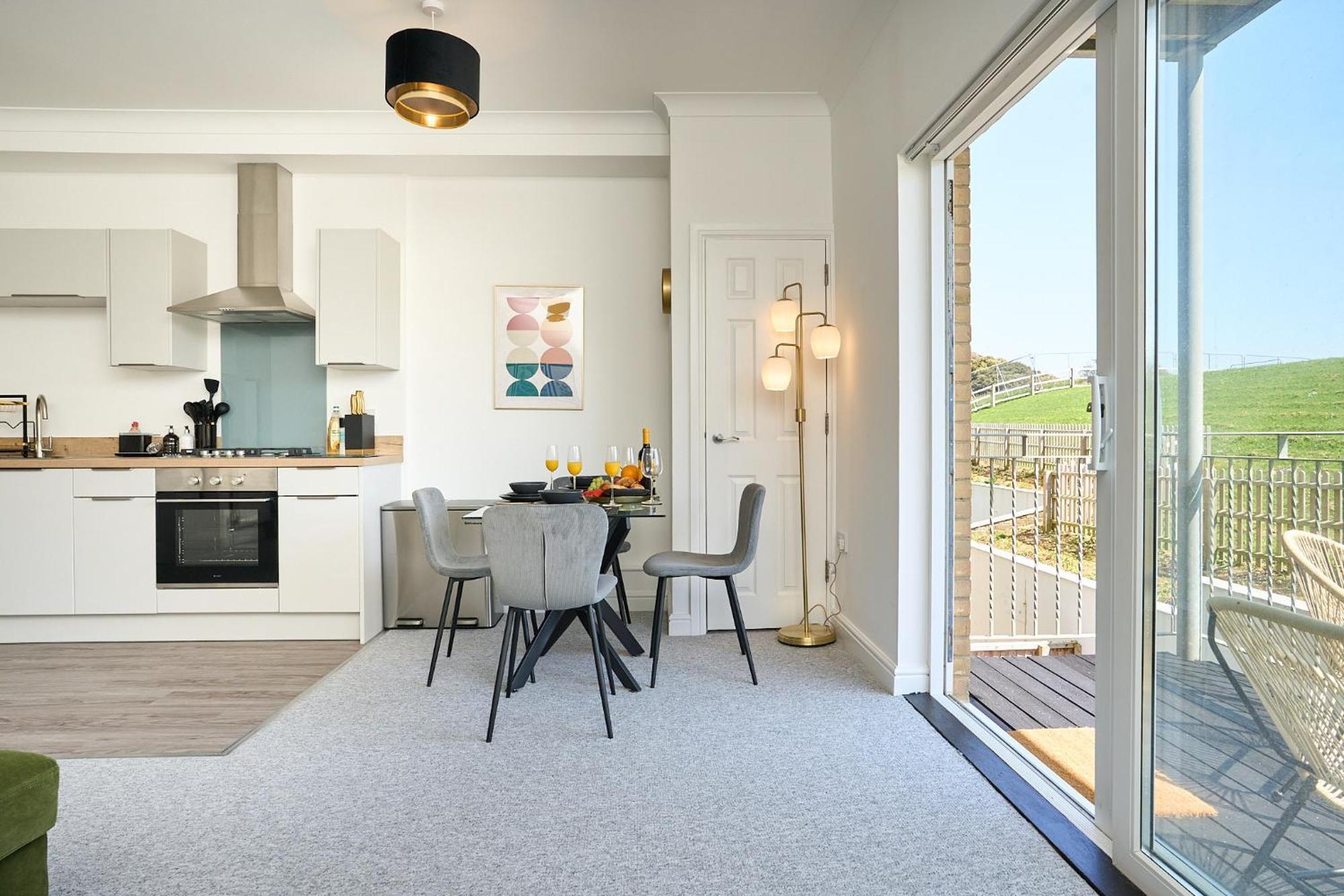 Spacious 1 Bed Apt - Stunning Views & Private Parking - 5 Mins To Beach - Dog Friendly - Close To Ventnor, Shanklin & Sandown - Ideal For Friends, Families & Business Travellers - Sleeps Up To 4 Guests - Managed By "Greenstay Serviced Accommodation" Bonchurch 외부 사진
