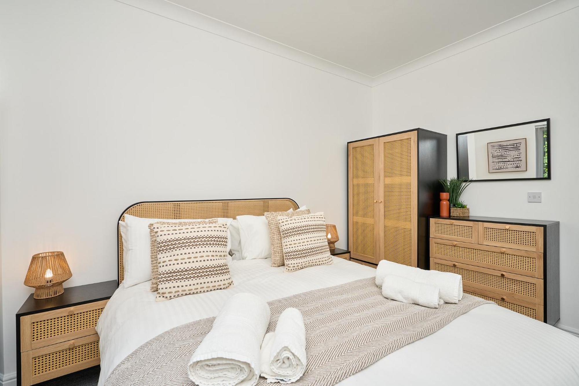 Spacious 1 Bed Apt - Stunning Views & Private Parking - 5 Mins To Beach - Dog Friendly - Close To Ventnor, Shanklin & Sandown - Ideal For Friends, Families & Business Travellers - Sleeps Up To 4 Guests - Managed By "Greenstay Serviced Accommodation" Bonchurch 외부 사진