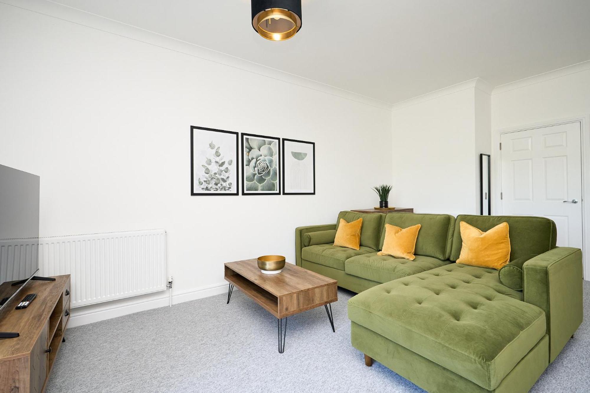 Spacious 1 Bed Apt - Stunning Views & Private Parking - 5 Mins To Beach - Dog Friendly - Close To Ventnor, Shanklin & Sandown - Ideal For Friends, Families & Business Travellers - Sleeps Up To 4 Guests - Managed By "Greenstay Serviced Accommodation" Bonchurch 외부 사진