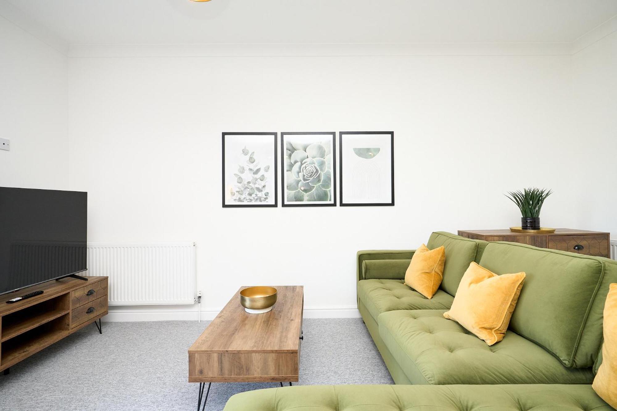 Spacious 1 Bed Apt - Stunning Views & Private Parking - 5 Mins To Beach - Dog Friendly - Close To Ventnor, Shanklin & Sandown - Ideal For Friends, Families & Business Travellers - Sleeps Up To 4 Guests - Managed By "Greenstay Serviced Accommodation" Bonchurch 외부 사진