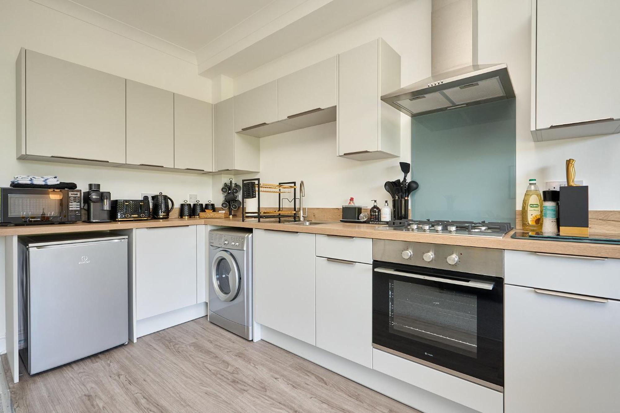 Spacious 1 Bed Apt - Stunning Views & Private Parking - 5 Mins To Beach - Dog Friendly - Close To Ventnor, Shanklin & Sandown - Ideal For Friends, Families & Business Travellers - Sleeps Up To 4 Guests - Managed By "Greenstay Serviced Accommodation" Bonchurch 외부 사진