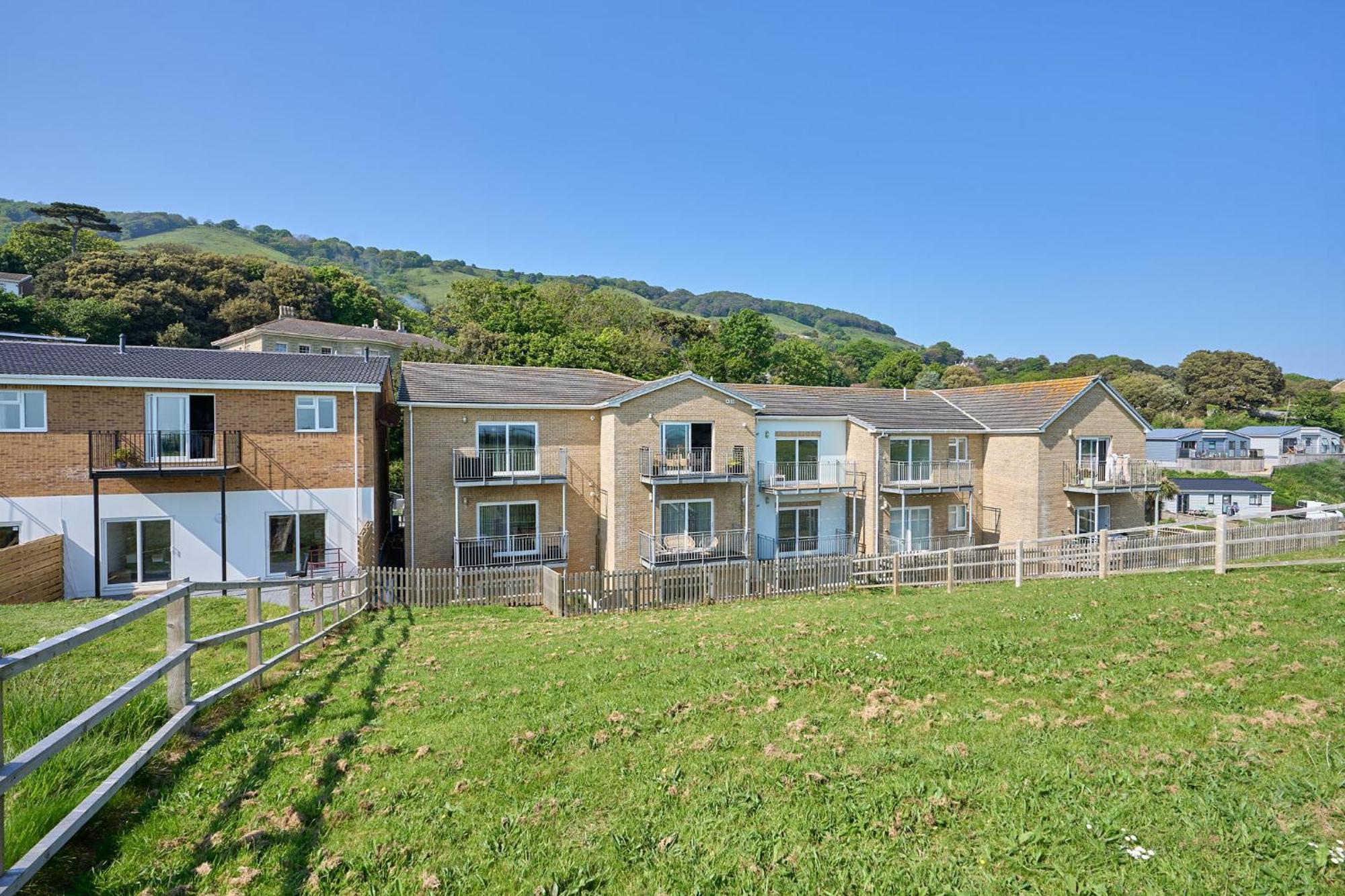 Spacious 1 Bed Apt - Stunning Views & Private Parking - 5 Mins To Beach - Dog Friendly - Close To Ventnor, Shanklin & Sandown - Ideal For Friends, Families & Business Travellers - Sleeps Up To 4 Guests - Managed By "Greenstay Serviced Accommodation" Bonchurch 외부 사진