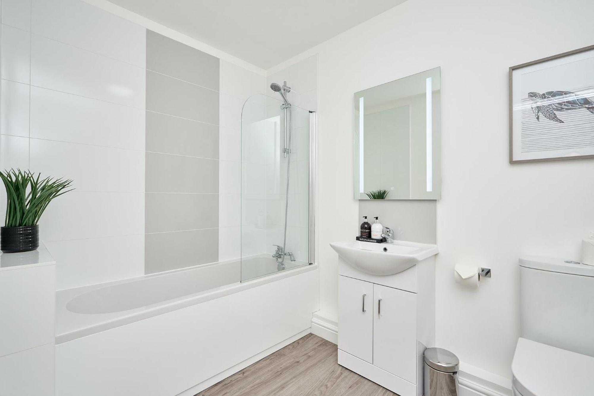 Spacious 1 Bed Apt - Stunning Views & Private Parking - 5 Mins To Beach - Dog Friendly - Close To Ventnor, Shanklin & Sandown - Ideal For Friends, Families & Business Travellers - Sleeps Up To 4 Guests - Managed By "Greenstay Serviced Accommodation" Bonchurch 외부 사진